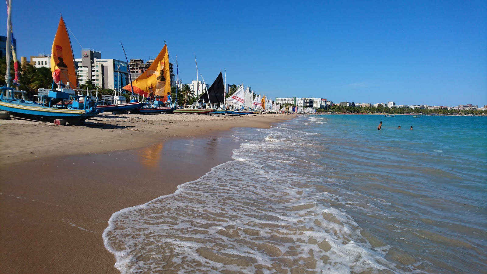 Praia de Pajuçara'in fotoğrafı - rahatlamayı sevenler arasında popüler bir yer