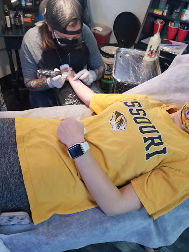 Tattoo Shop «Surreal Tattoo Studio - Kansas City Tattoo Shop», reviews and photos, 1222 W 39th St, Kansas City, MO 64111, USA