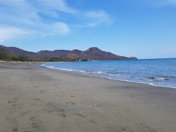 Foto di Matapalo Beach circondato da montagne