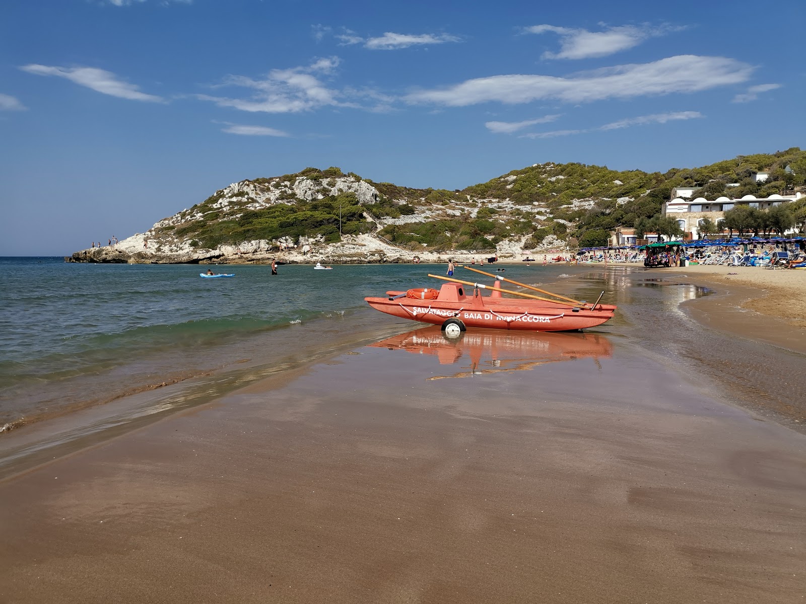 Zdjęcie Manaccora Beach otoczony górami