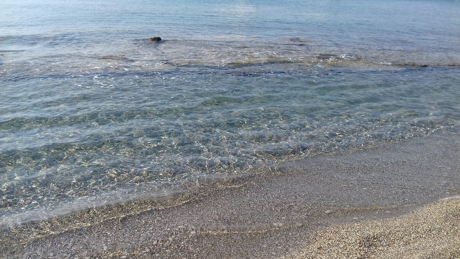 Paralia Faros'in fotoğrafı uçurumlarla desteklenmiş