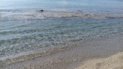 Paralia Faros'in fotoğrafı uçurumlarla desteklenmiş