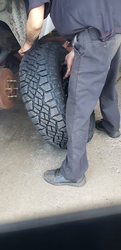 Tire Shop «Discount Tire Store - Center Line, MI», reviews and photos, 26805 Van Dyke, Center Line, MI 48015, USA