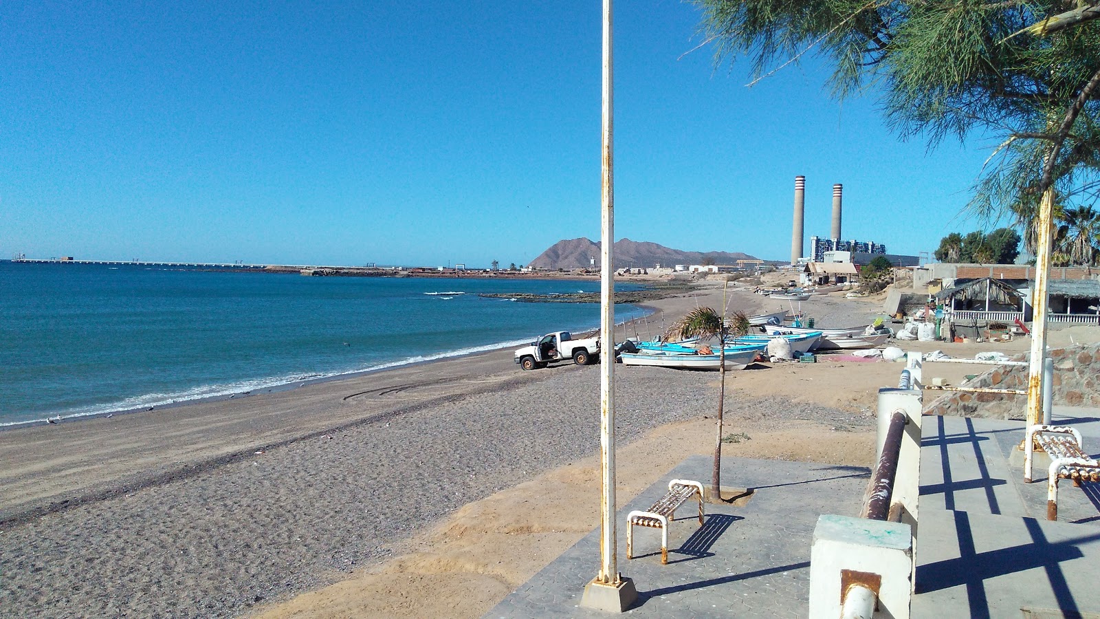 Foto de Playa Puerto Libertad con arena gris y guijarros superficie