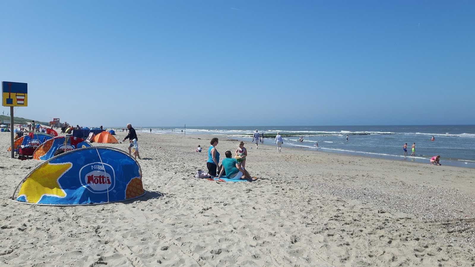Callantsoog beach的照片 带有碧绿色水表面