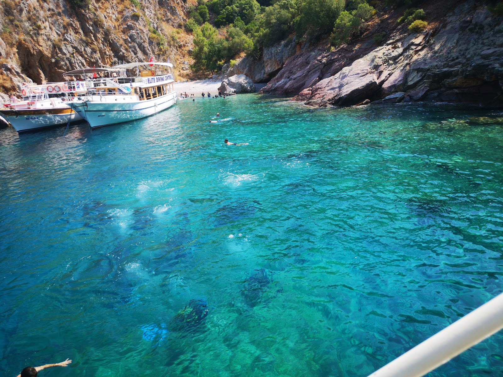 Dalgıc koyu'in fotoğrafı turkuaz saf su yüzey ile