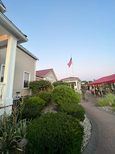 American Restaurant «The Waters Edge Lighthouse», reviews and photos, 2 Freemans Bridge Rd, Glenville, NY 12302, USA