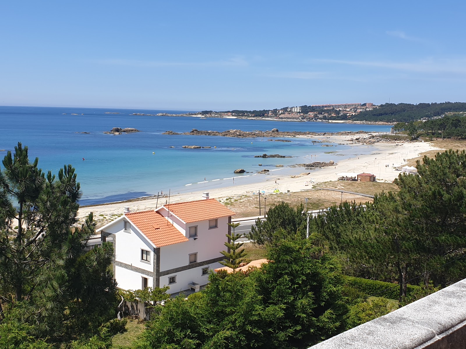 Photo of Raeiros beach and the settlement