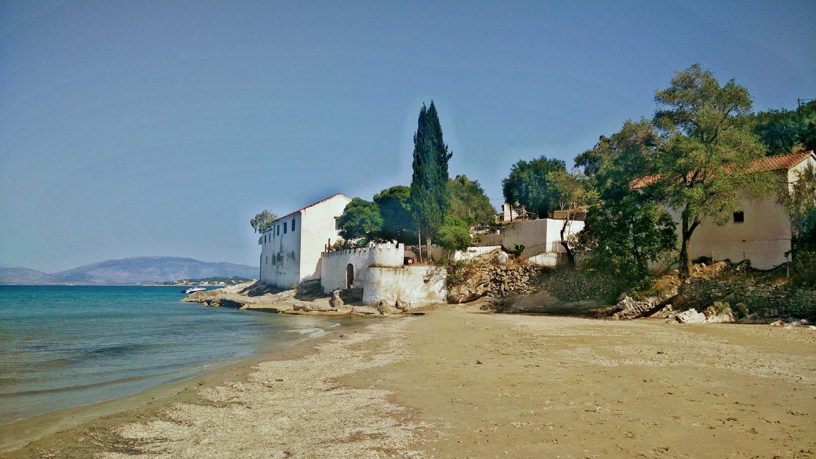 Φωτογραφία του Thinali beach με επίπεδο καθαριότητας πολύ καθαρό