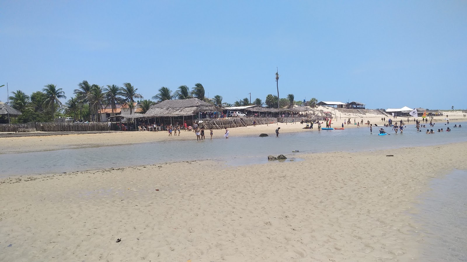 Foto de Playa de Macapá con agua cristalina superficie