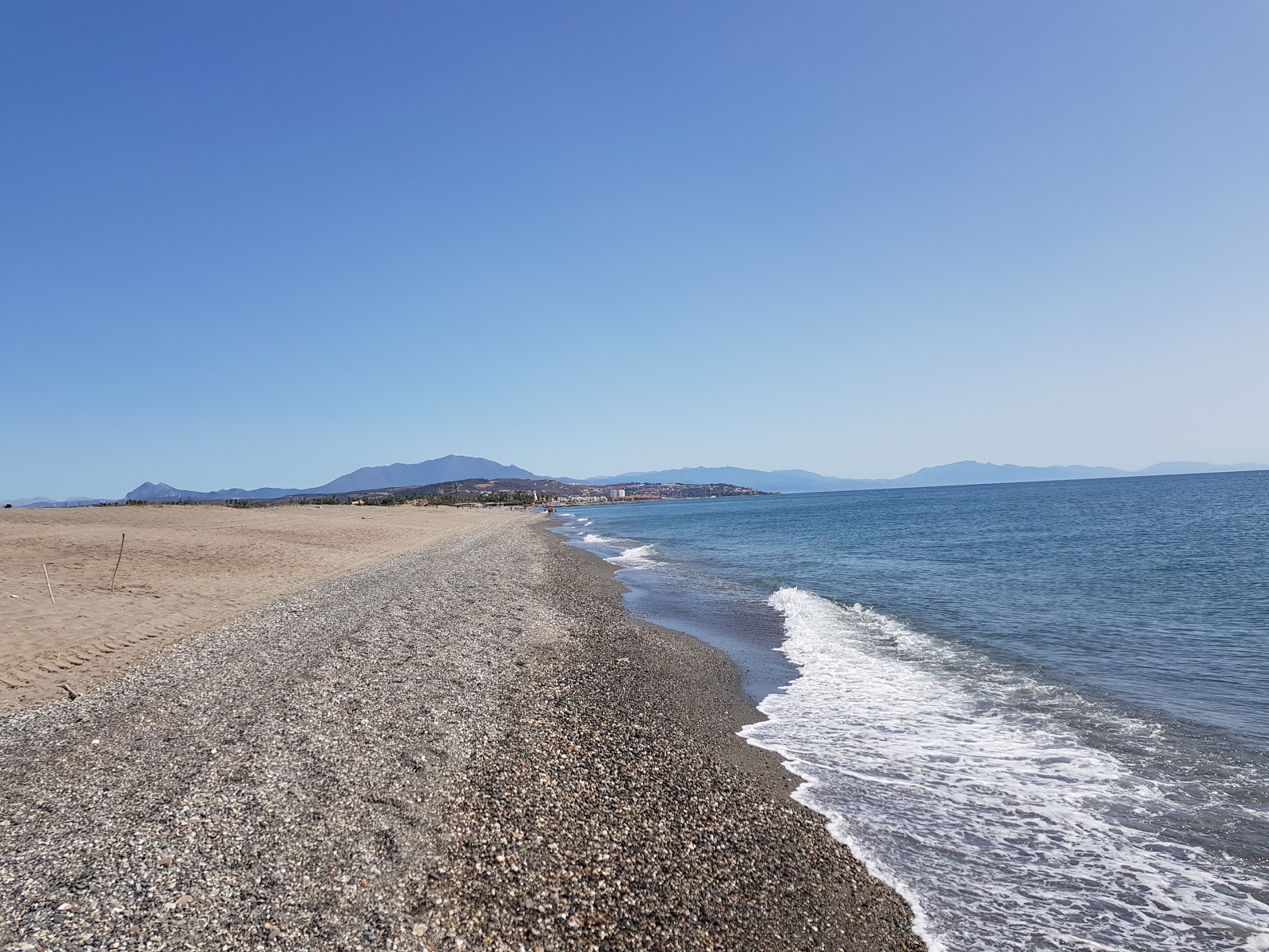 Foto von Playa de Sotogrande mit grauer sand Oberfläche