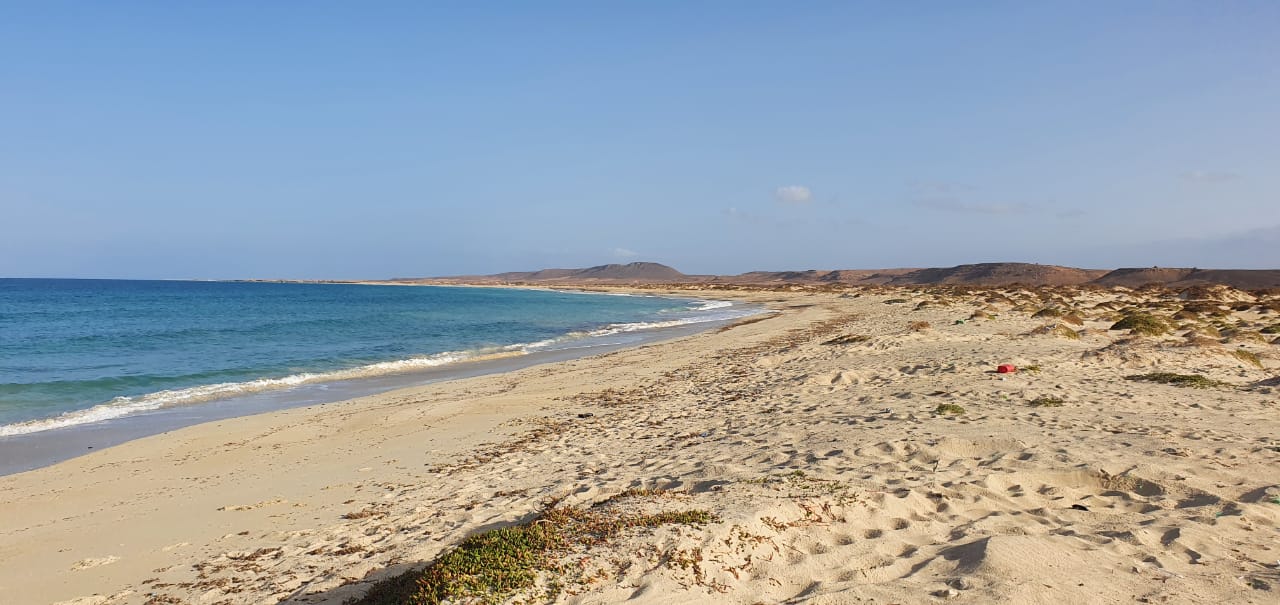 Foto van Praia das Gatas met ruim strand