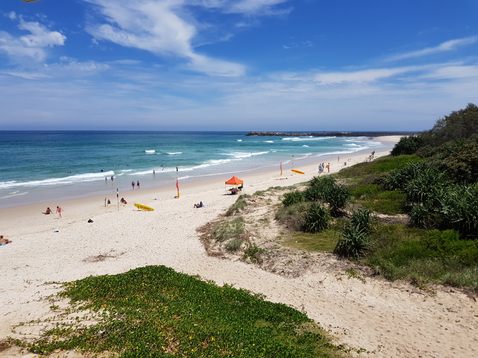 Fotografie cu Ballina Beach cu o suprafață de apă pură albastră