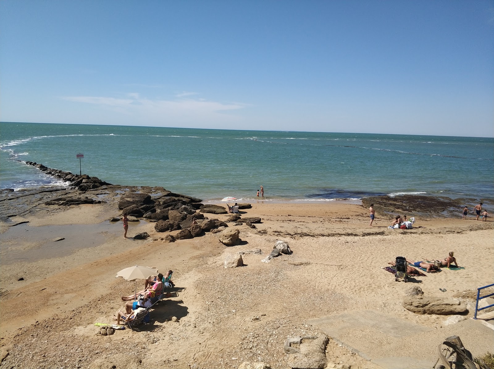 Foto de Los Corrales com areia brilhante superfície