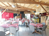 Atmosphère du Restaurant de plats à emporter La Guinguette à Saint-Hilaire-la-Forêt - n°9
