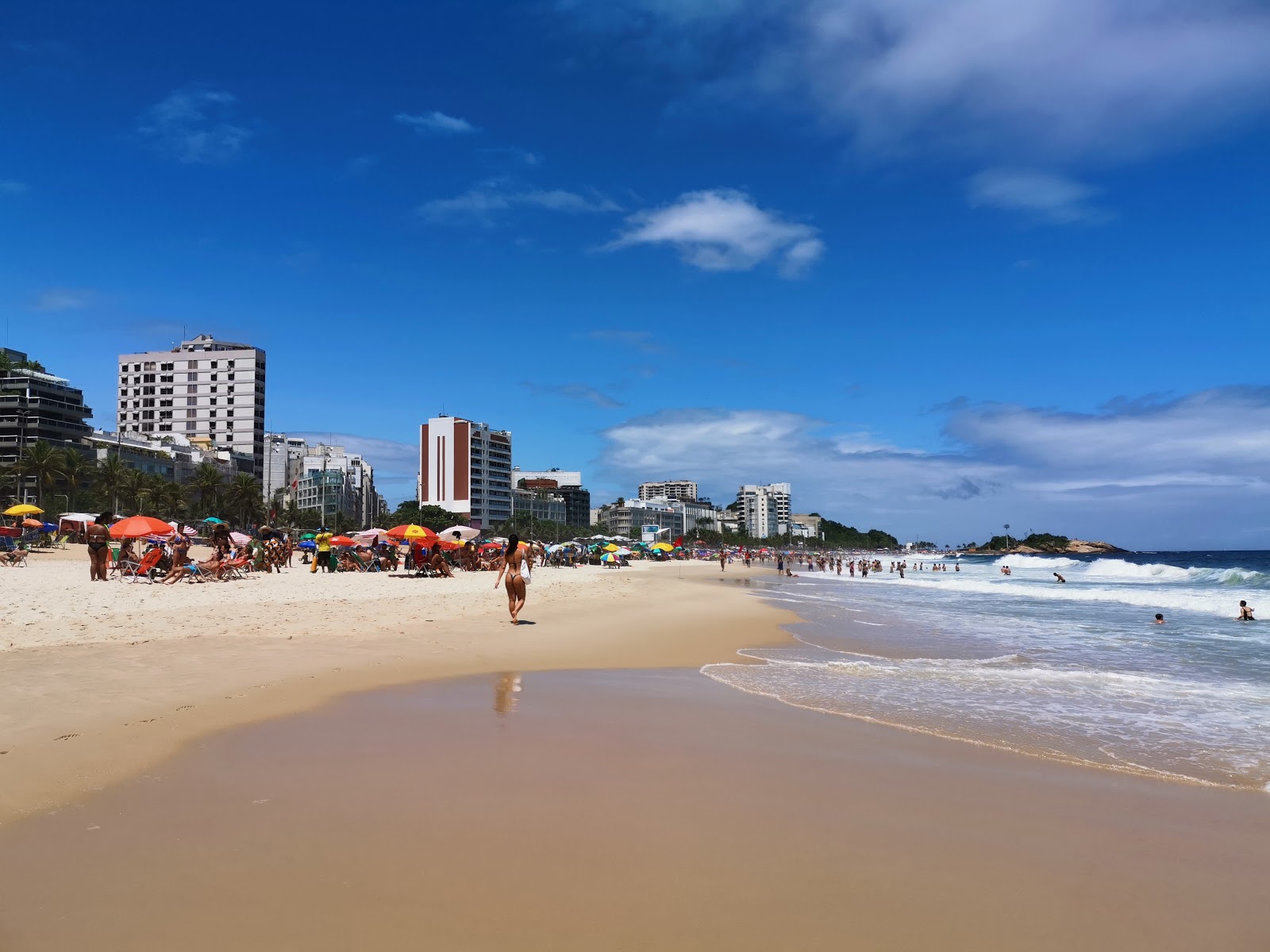 Foto de Praia de Ipanema com areia fina e brilhante superfície