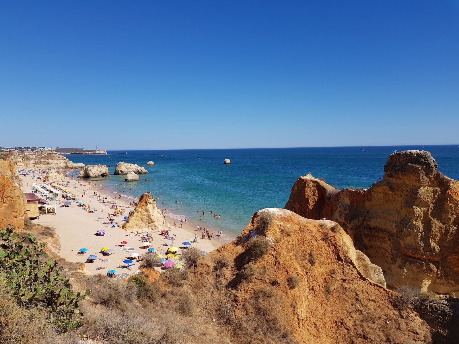 Zdjęcie Praia dos Tres Castelos z powierzchnią drobny beżowy piasek