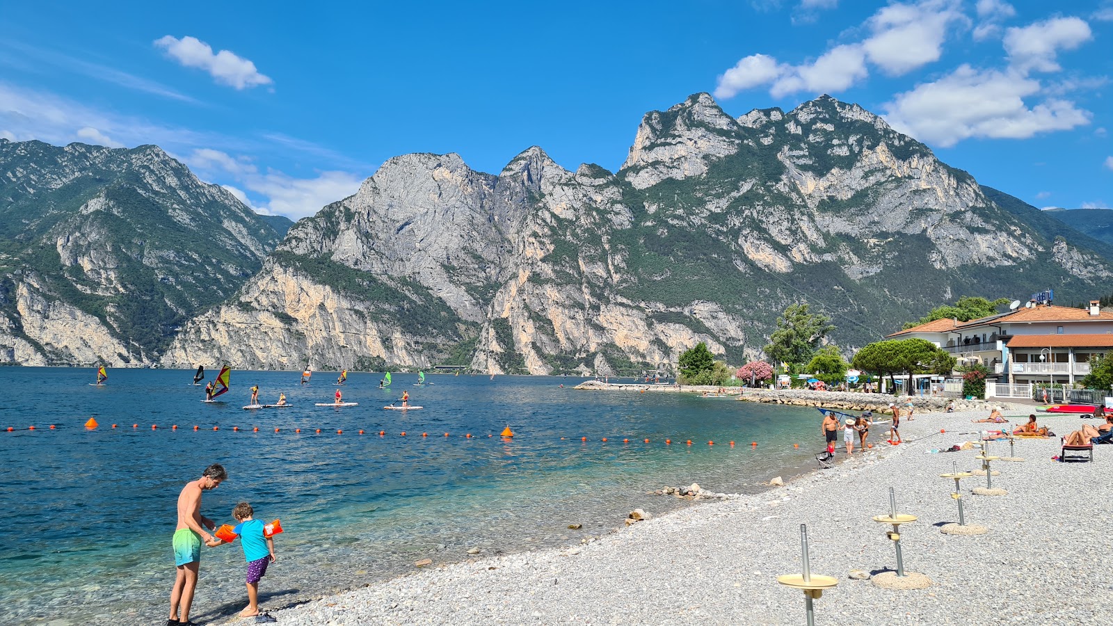 Foto af Spiaggia di Torbole med grå fin sten overflade