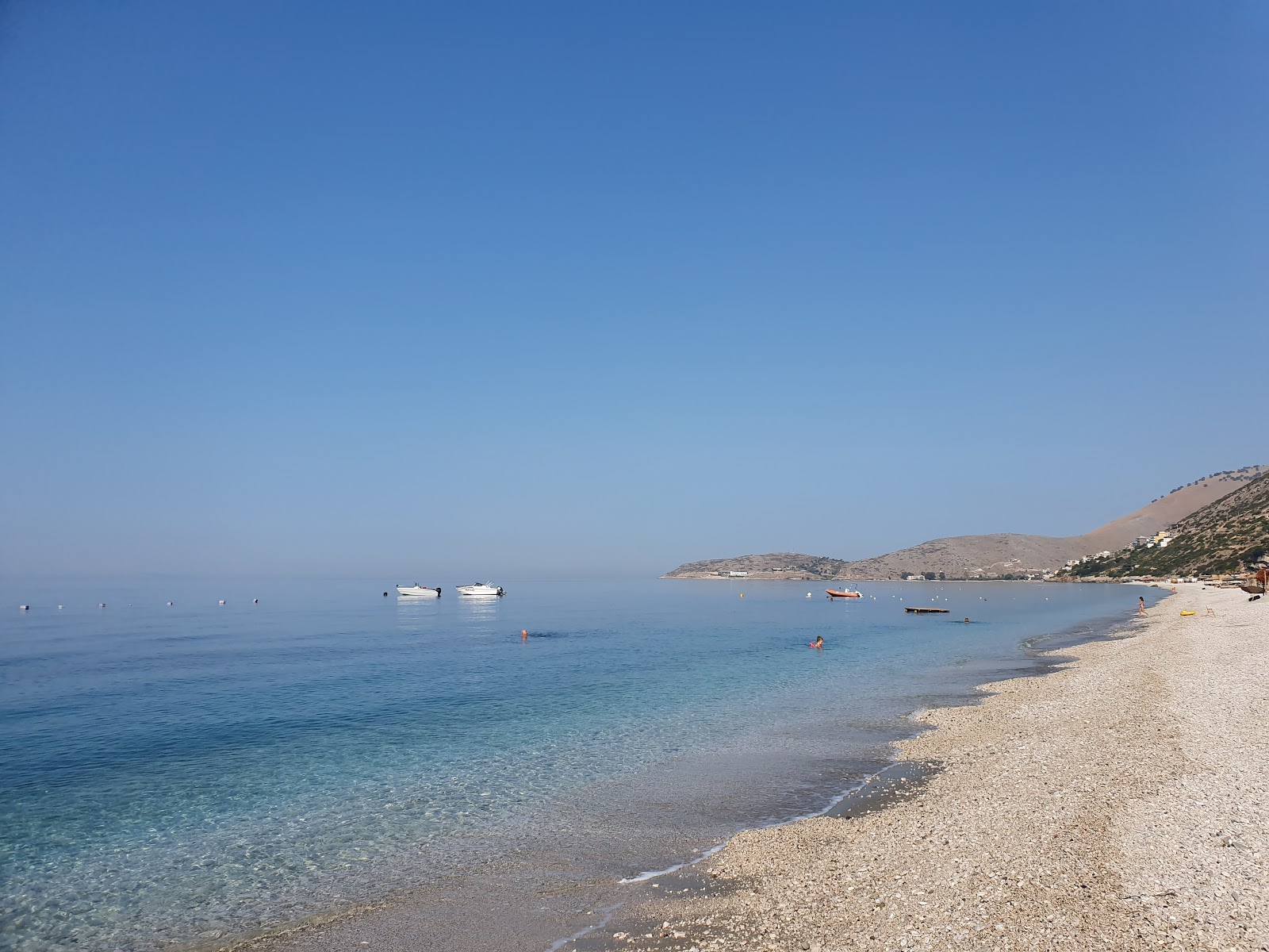 Fotografie cu Plaja Borsh cu o suprafață de apă pură albastră