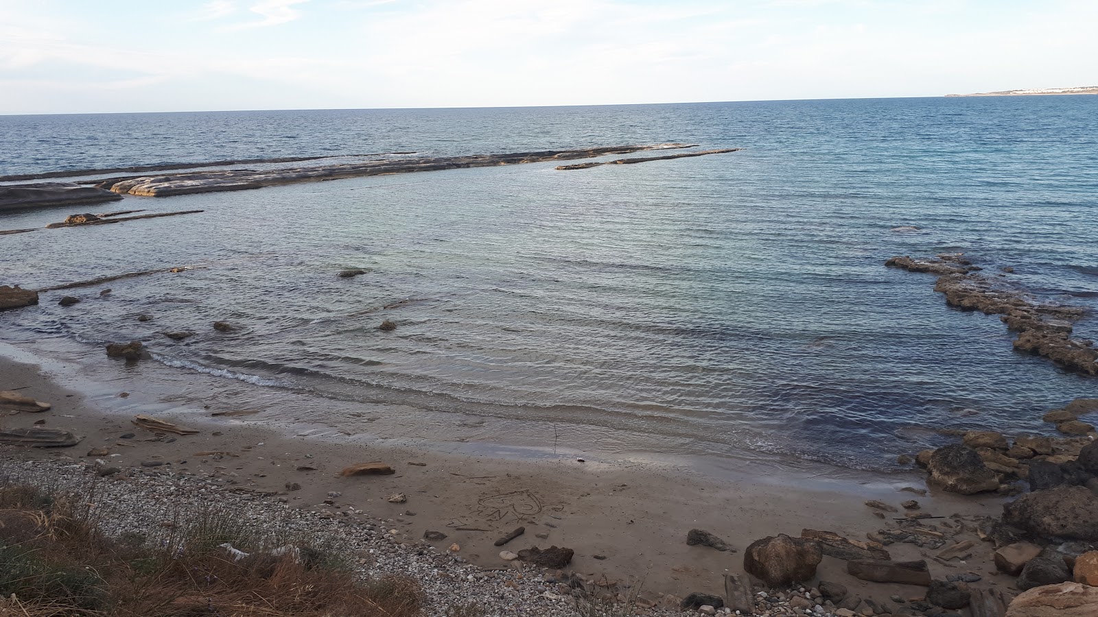 Kucuk Erenkoy beach的照片 带有蓝色的水表面