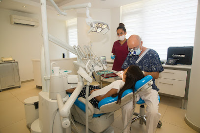 Dentist / Diş Hekimi Bülent Kenir Dental Clinic