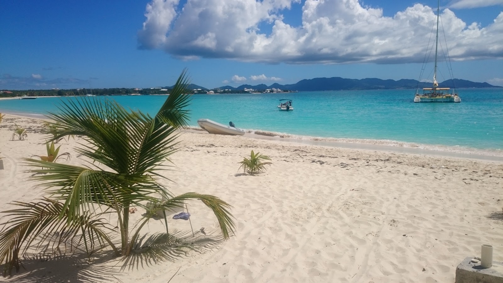 Φωτογραφία του Zenaida beach με μπεζ άμμος επιφάνεια
