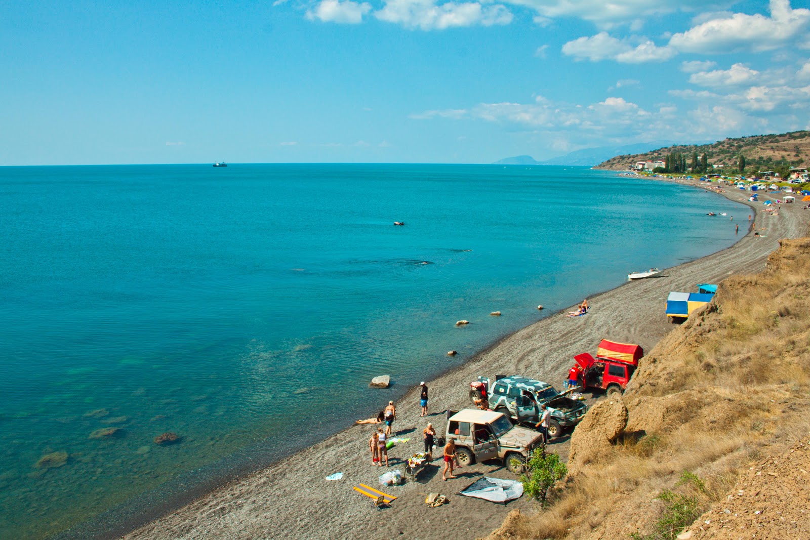Fotografie cu Assorti Beach cu o suprafață de nisip beige și pietricele
