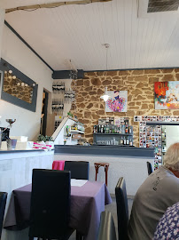 Atmosphère du Hôtel et Restaurant le petit roche à Serrières - n°8