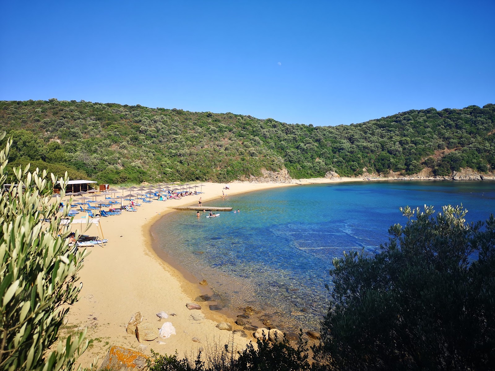 Foto von Karagatsia Strand mit heller feiner sand Oberfläche