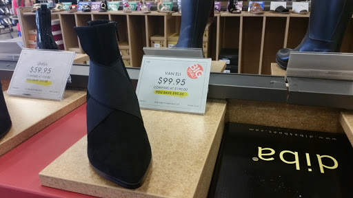 Shoe Store «DSW Designer Shoe Warehouse», reviews and photos, 25 Hazard Ave, Enfield, CT 06082, USA