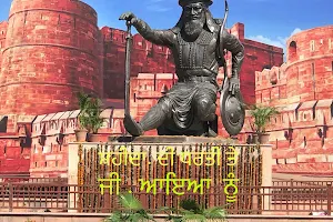 Baba Banda Singh Bahadar Ji Bronze Statue image