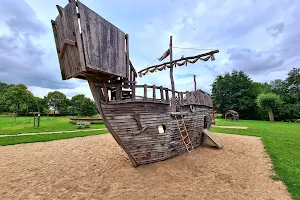 Spielplatz mit Holzsegelboot image