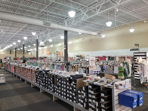 Shoe Store «DSW Designer Shoe Warehouse», reviews and photos, 413 N Milwaukee Ave, Vernon Hills, IL 60061, USA