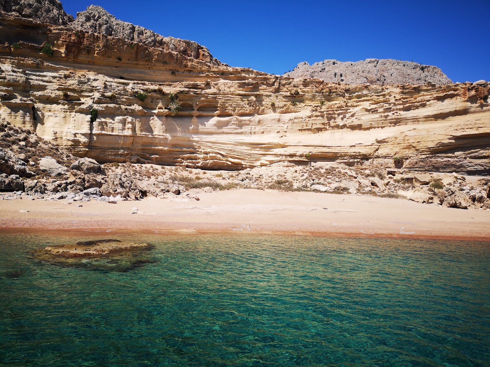 Foto de Red Sand Beach com alto nível de limpeza