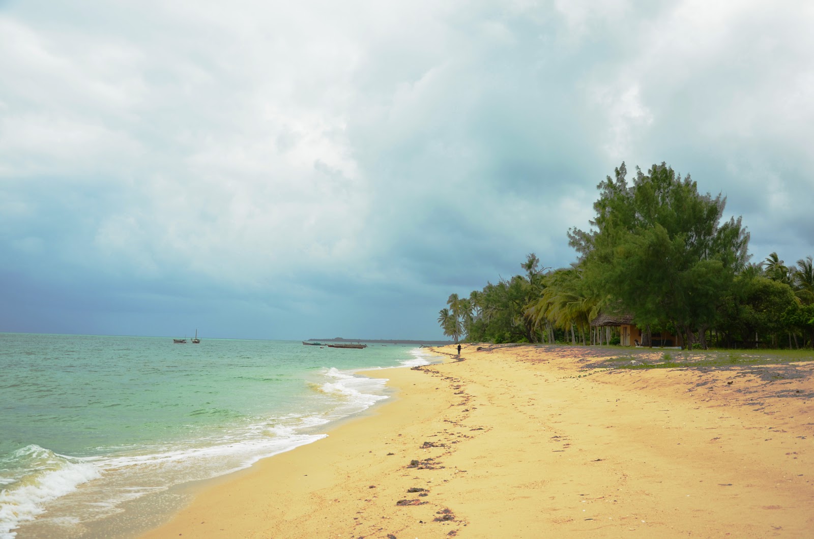 Foto de Bweni Beach com areia bege fina superfície