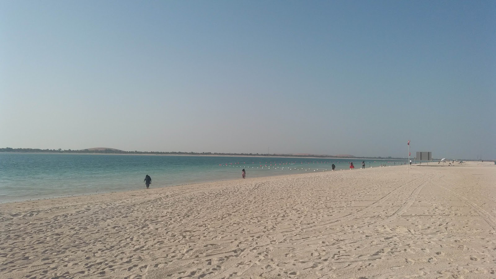 Foto av Abu Dhabi beach med turkos rent vatten yta