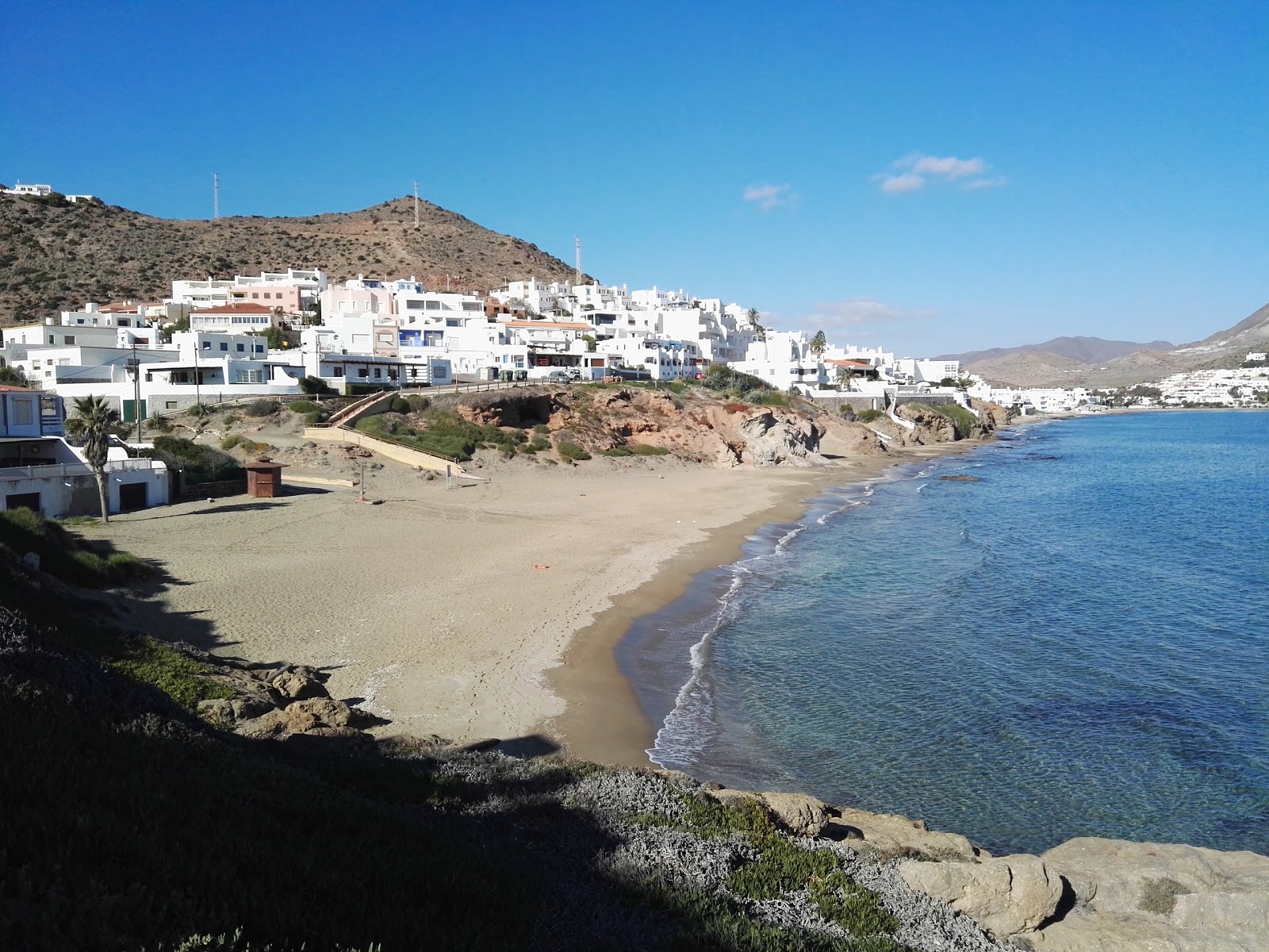 Foto di Playa de la Calilla con una superficie del sabbia scura