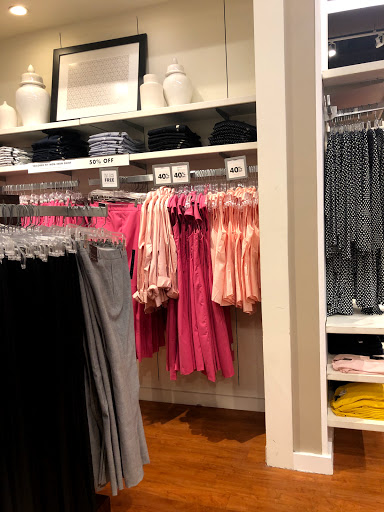 Clothing Store «Banana Republic Factory Store», reviews and photos, 407 N Alafaya Trail, Orlando, FL 32828, USA