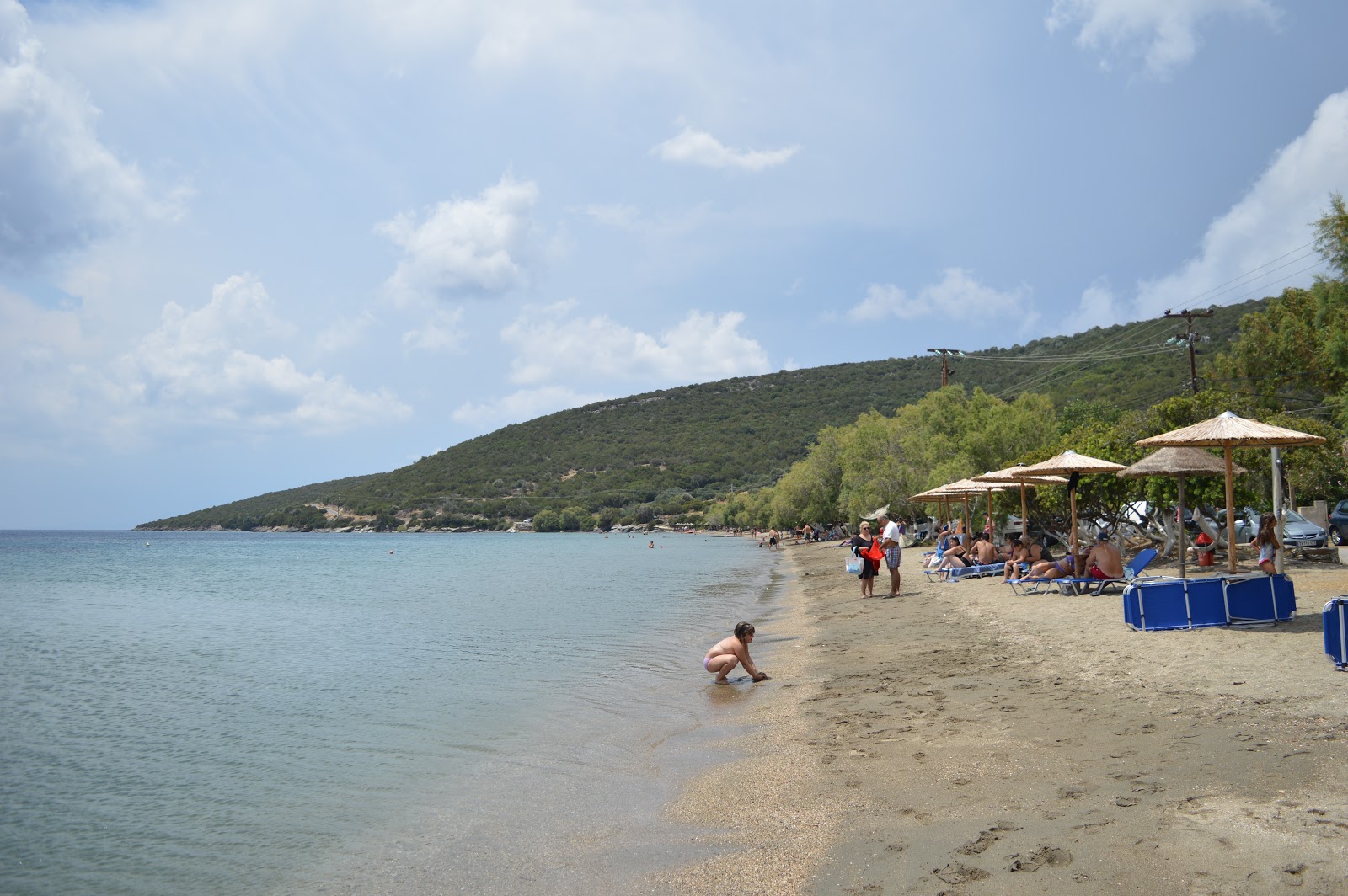 Foto de Livadaki beach con agua cristalina superficie