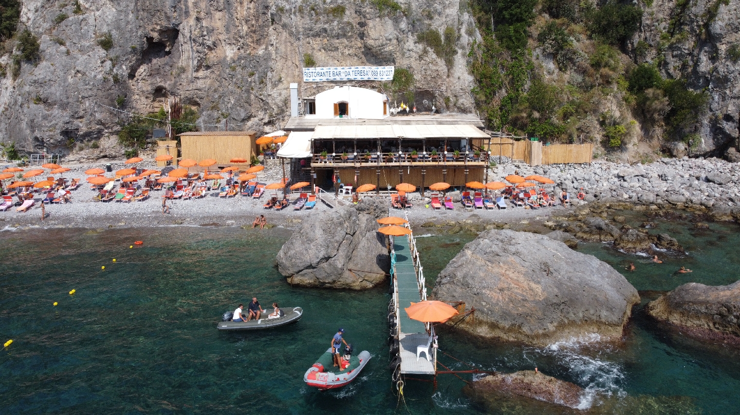 Spiaggia Santa Croce的照片 带有蓝色纯水表面