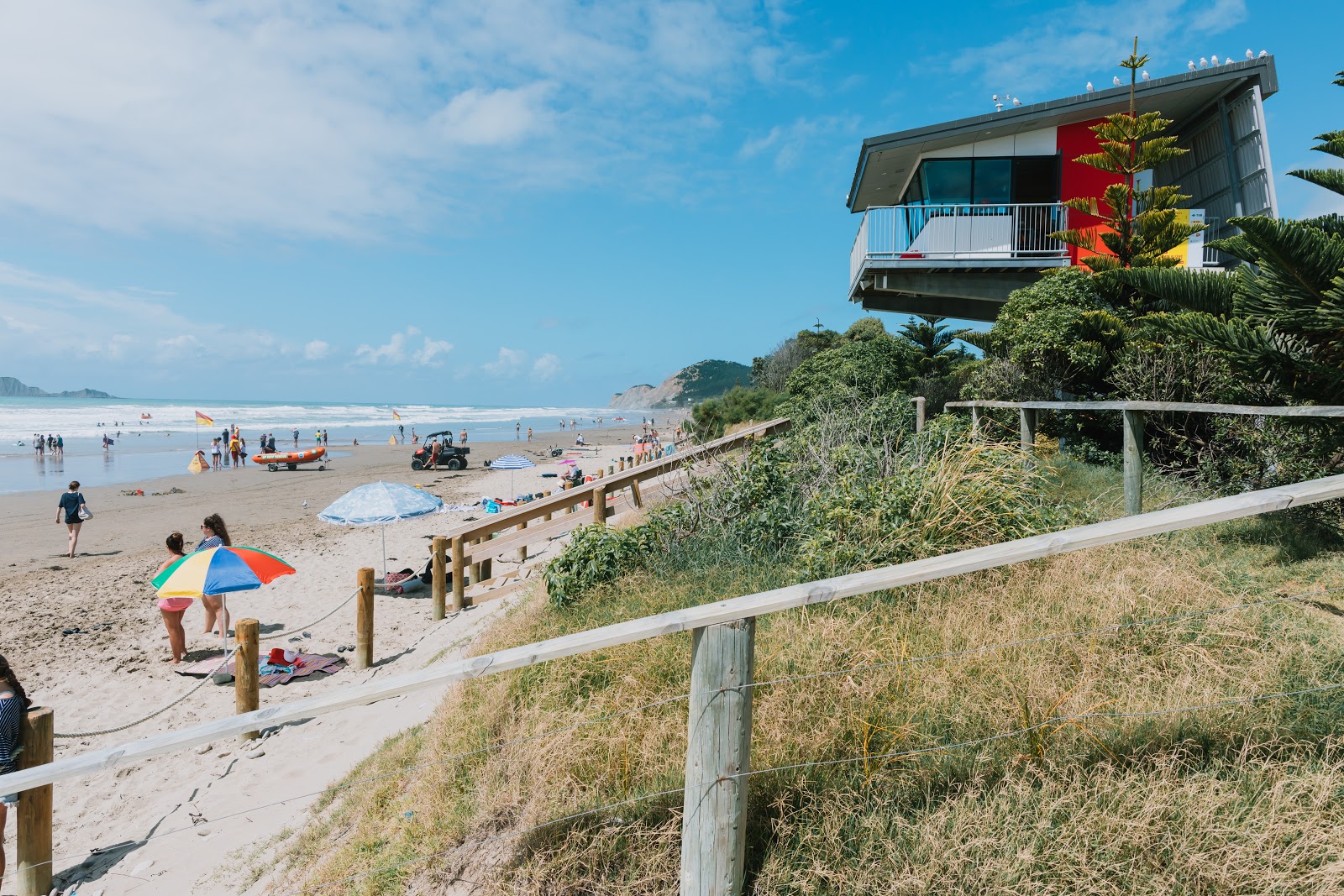 Foto de Waimarama Beach com linha costeira longa e reta