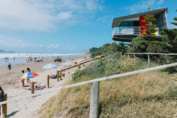 Foto de Waimarama Beach com linha costeira longa e reta