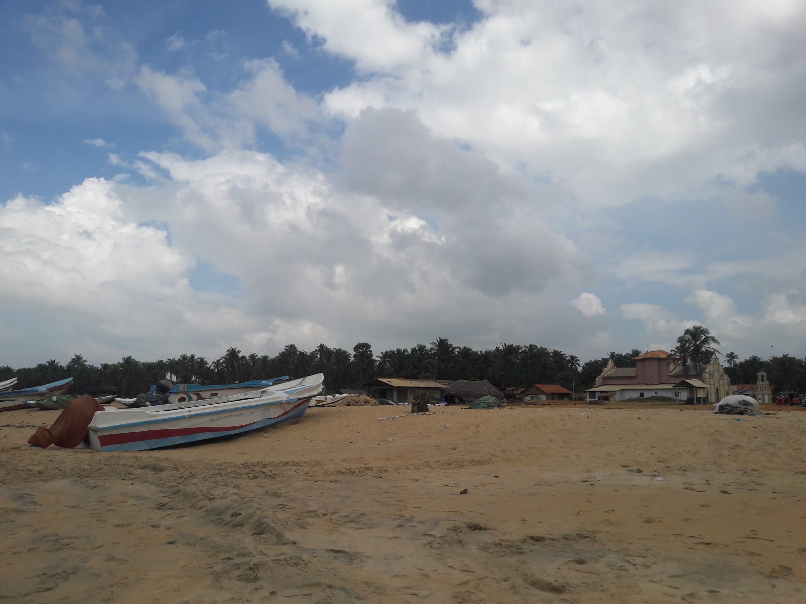 Foto av Thoduwa Beach med turkos rent vatten yta