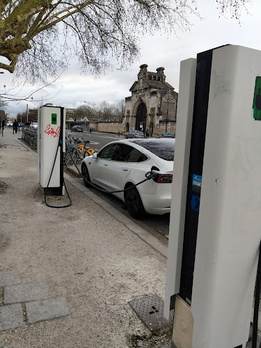 Borne de recharge de véhicules électriques Bordeaux Métropole Charging Station Bordeaux