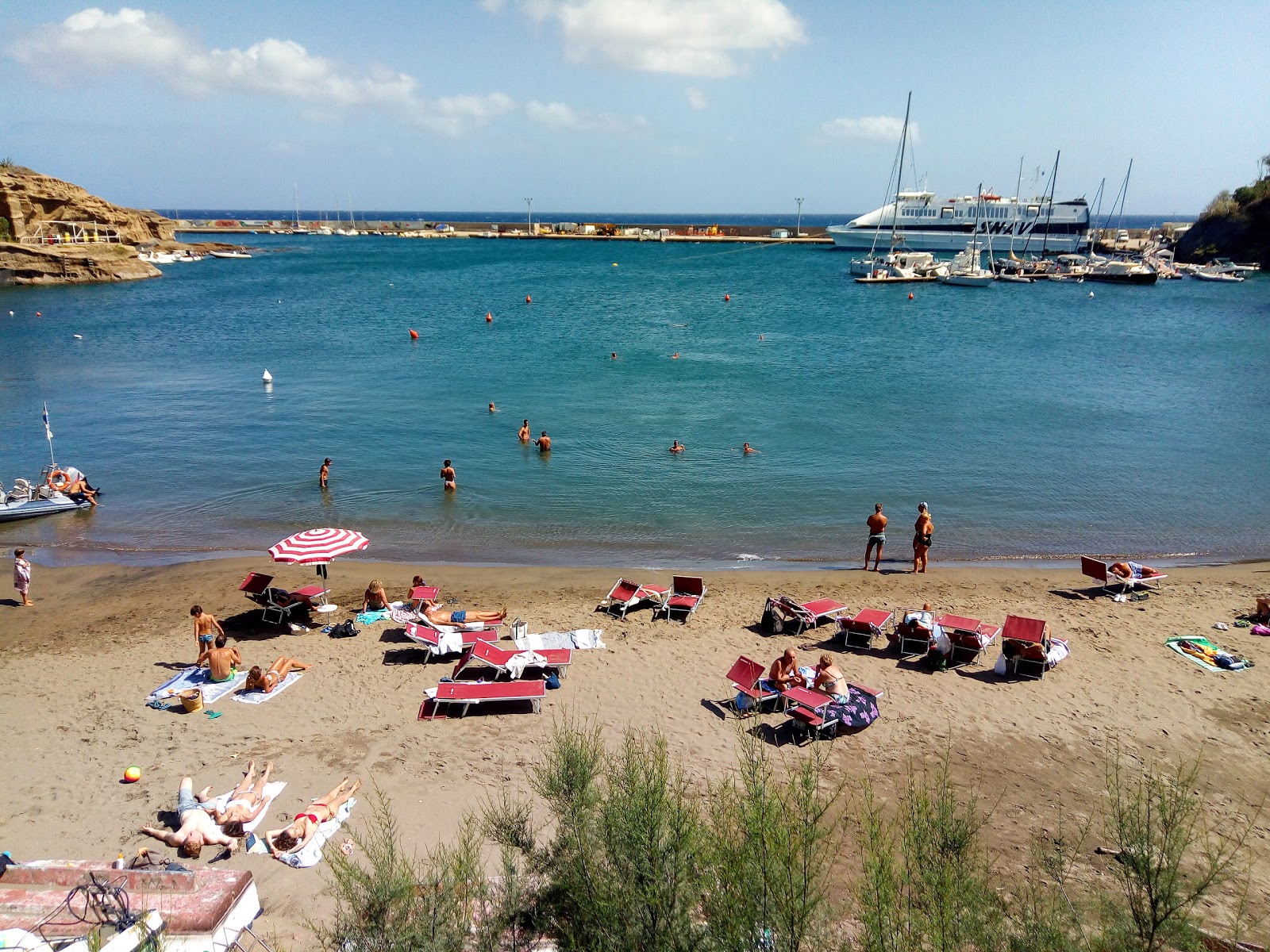 Foto di Spiaggia di Cala Rossano con una superficie del sabbia marrone