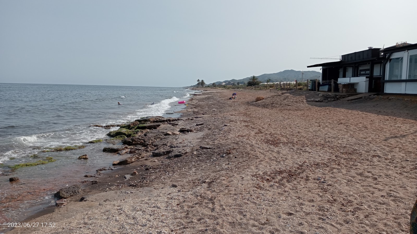 Photo de Playa la Entrevista avec rivage droit, long