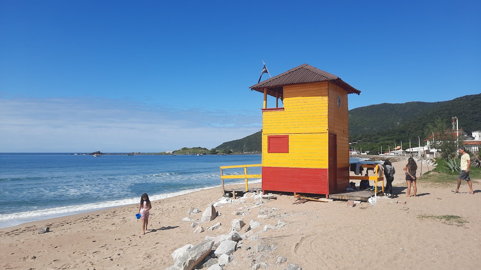 Foto di Spiaggia di Armação e l'insediamento