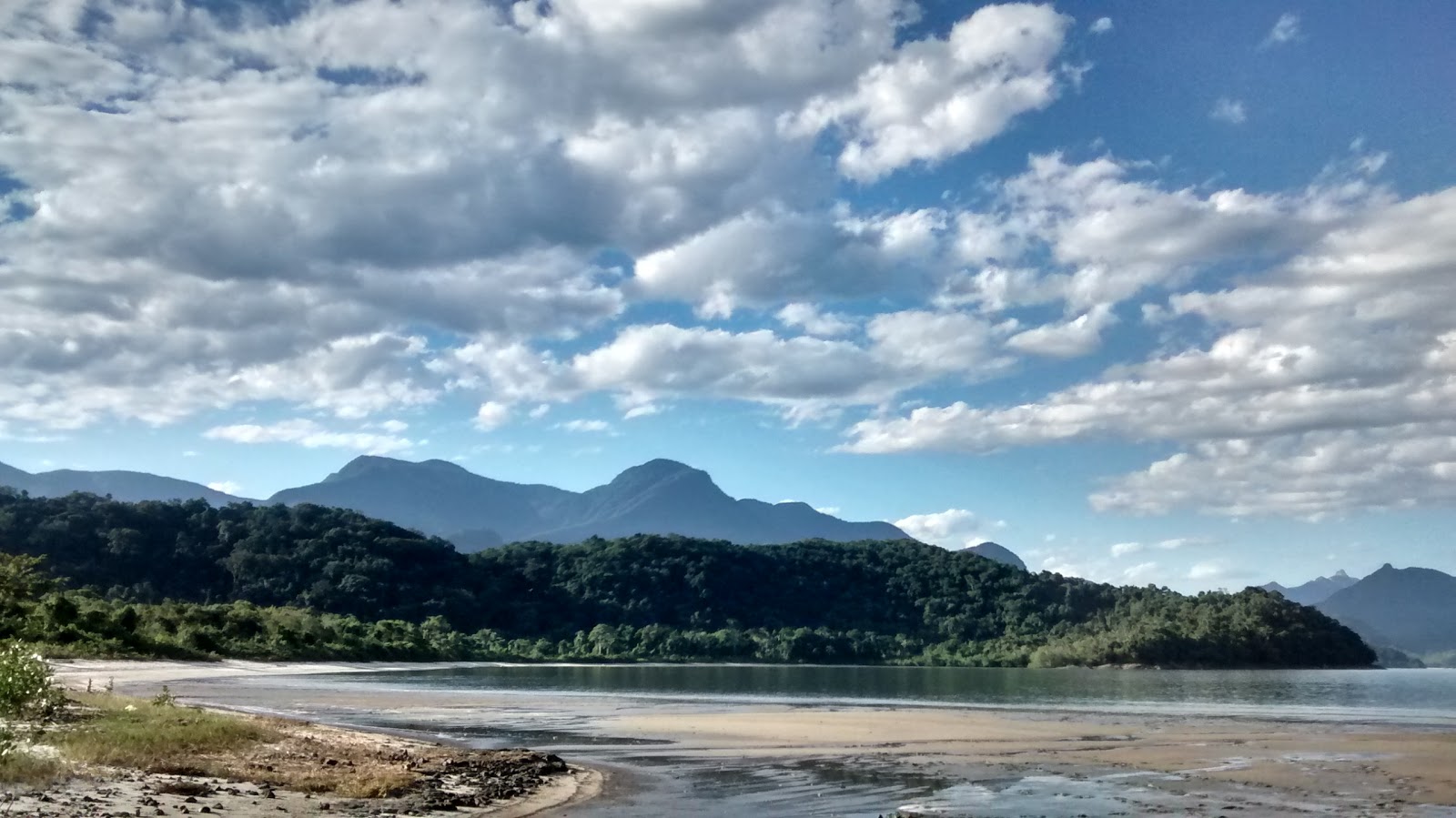 Foto von Sao Roque Strand von Klippen umgeben