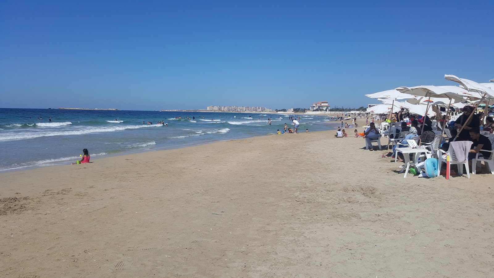 Foto van El Mamurah Beach met helder zand oppervlakte