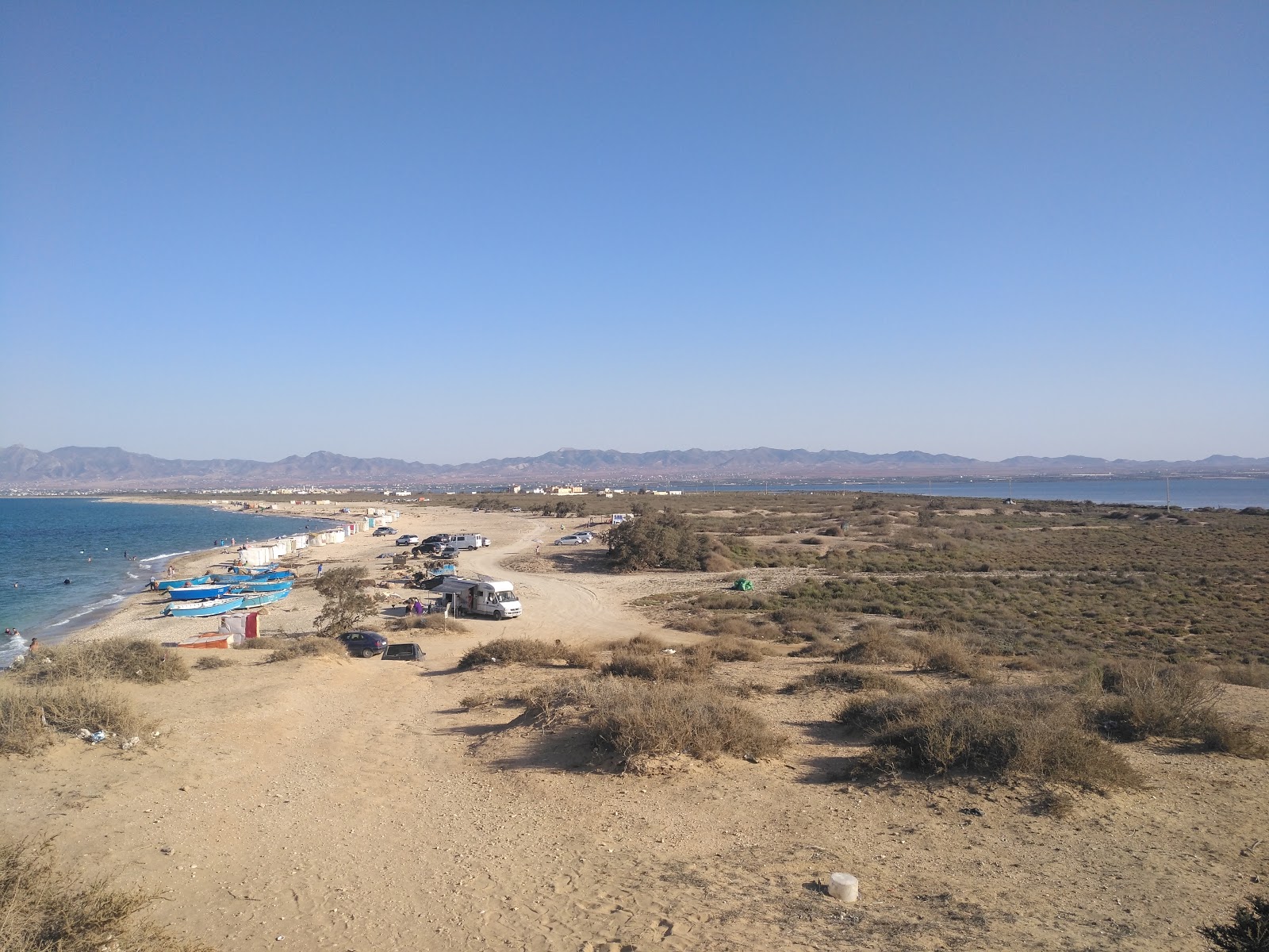 Φωτογραφία του Pores beach με μακρά ευθεία ακτή